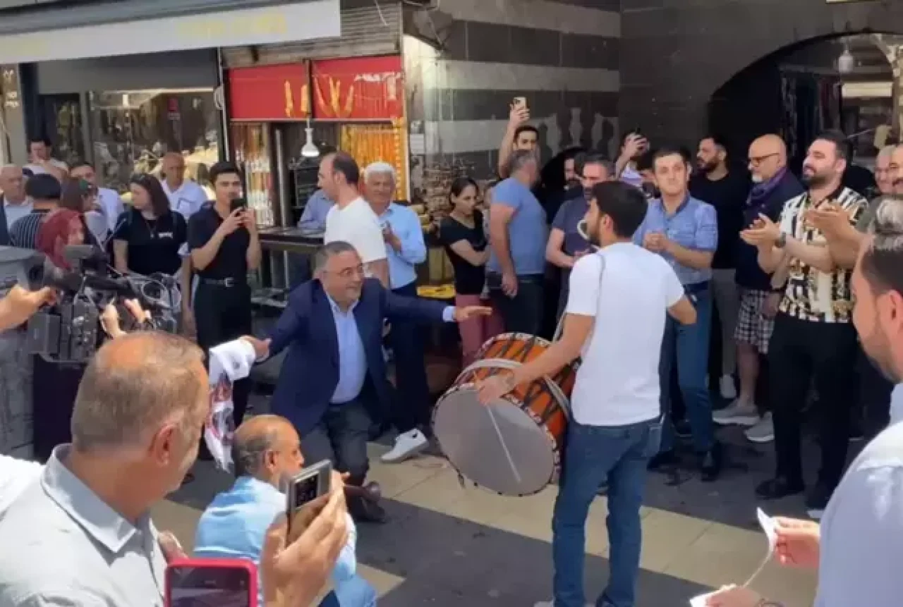 PKK'nın kendini feshetmesi Diyarbakır'da halaylarla kutlanıyor