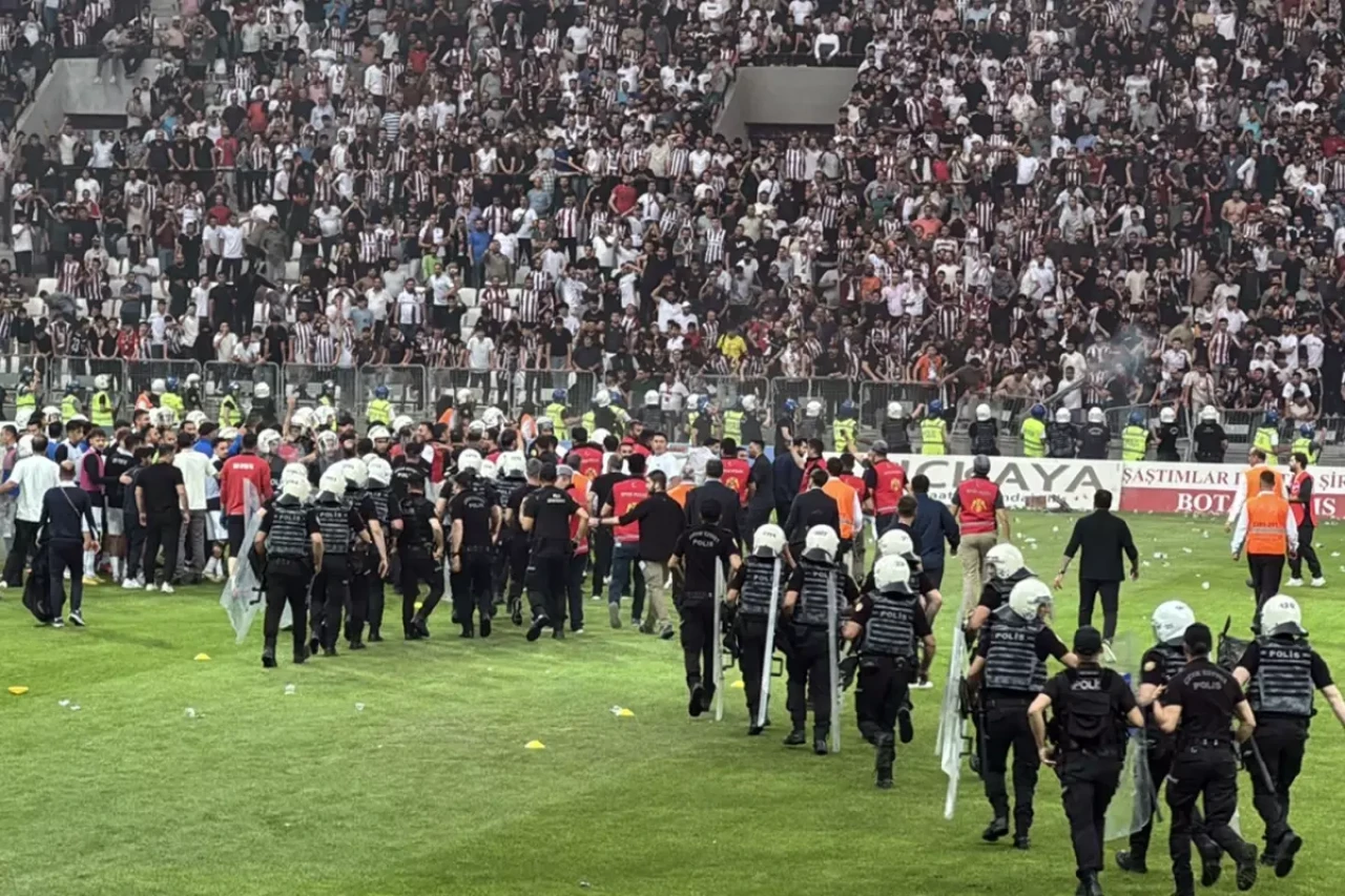 Yarıda kalan maçta yapılan anons gündem oldu