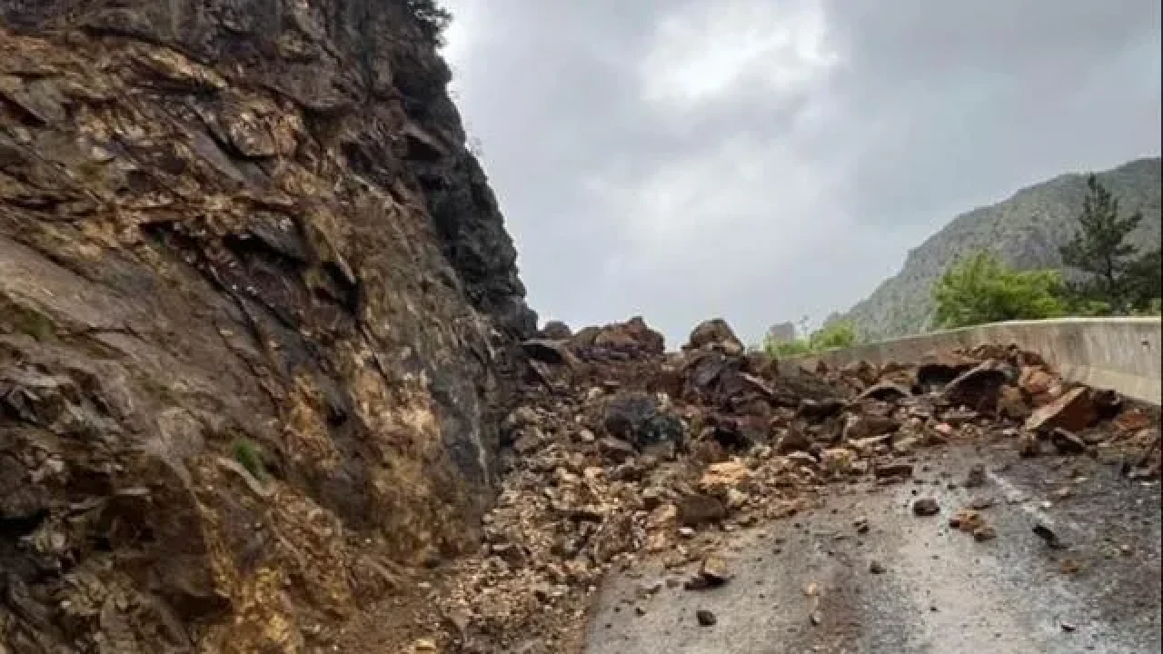 Gümüşhane'de heyelan nedeniyle 3 köye ulaşım sağlanamıyor