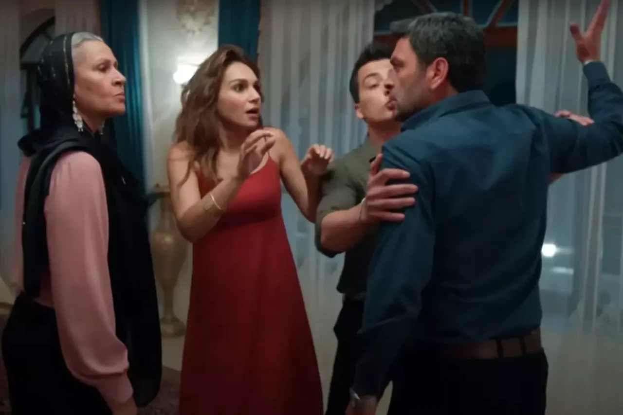 Coca-Cola reklamıyla tepkilerin odağı haline gelen Uzak Şehir'de skandal sahne