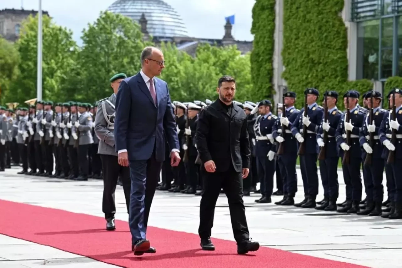 Zelenski, Almanya ziyaretinde ilk kez takım elbise giydi