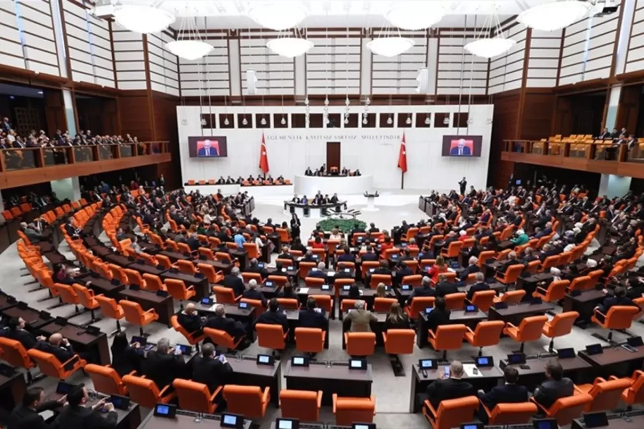 TBMM Genel Kurulu'nda kabul edildi! Devlet memurluğu için 35 yaş sınırı aranacak