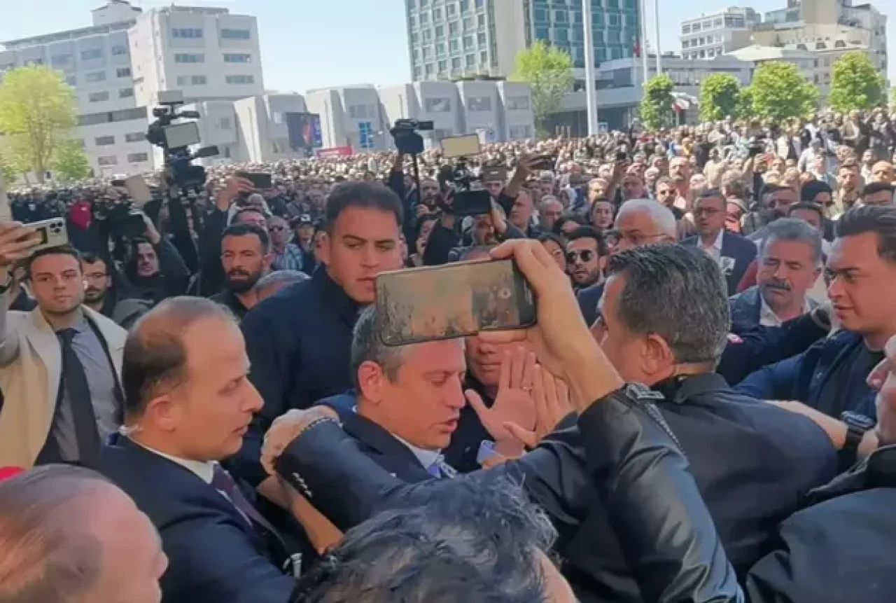 Özgür Özel'e AKM çıkışı yumruklu saldırı!