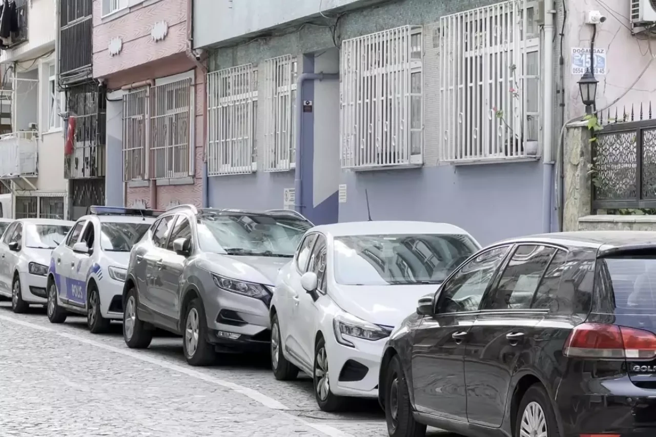 Polis memuru, ev arkadaşını parçalara ayırıp intihar etti