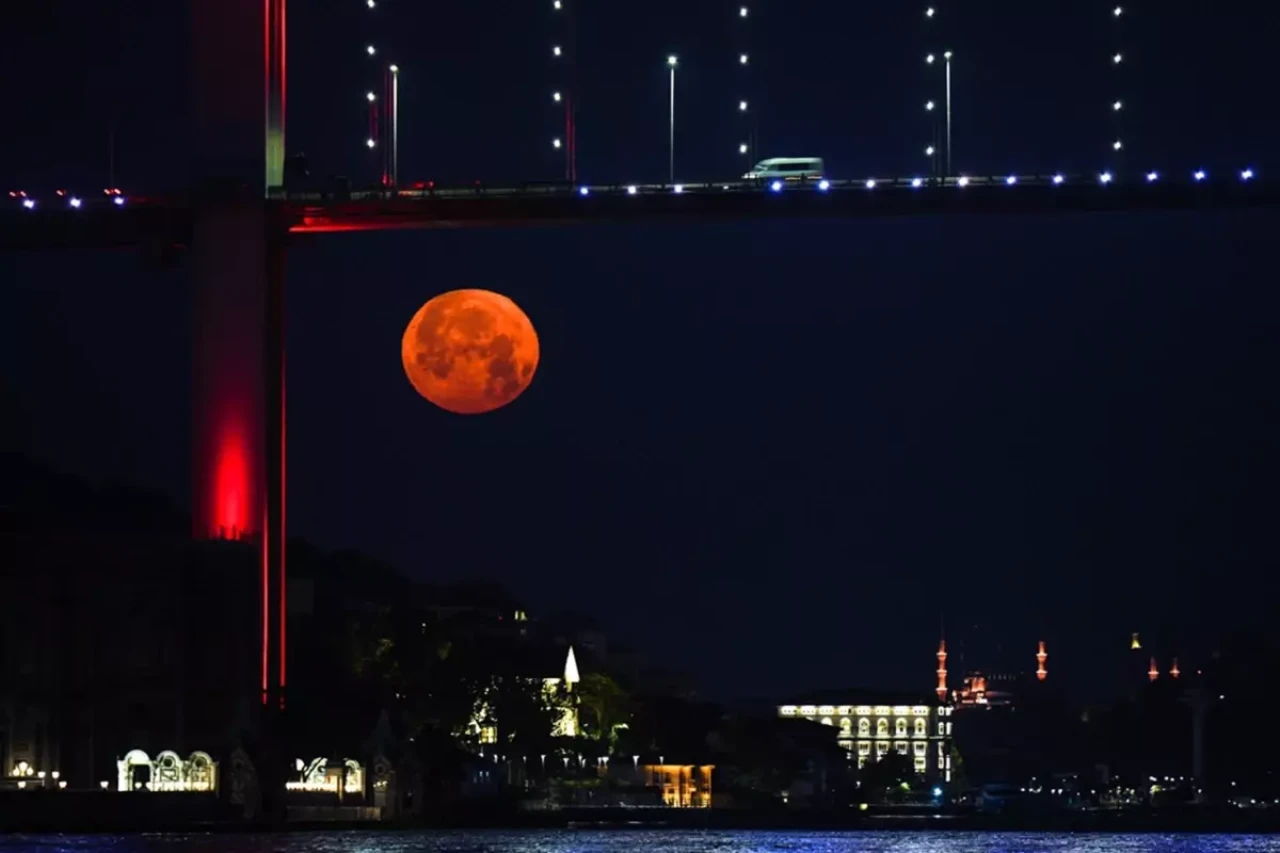 İstanbul'da yıllar sonra "Çilek Dolunayı" görüldü! Mest eden görüntüler