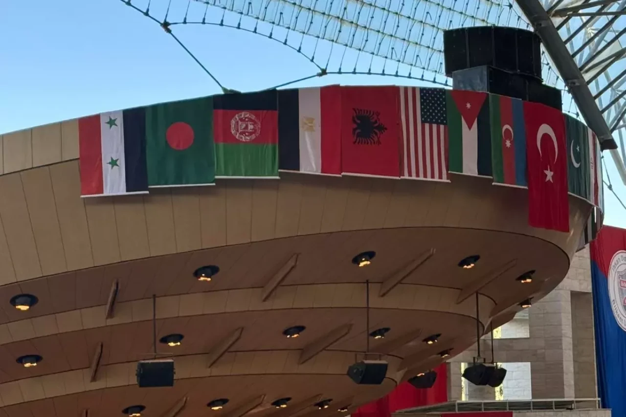 Üniversitede tartışma yaratan görüntü: Bir bayrağa tepkiler çığ gibi