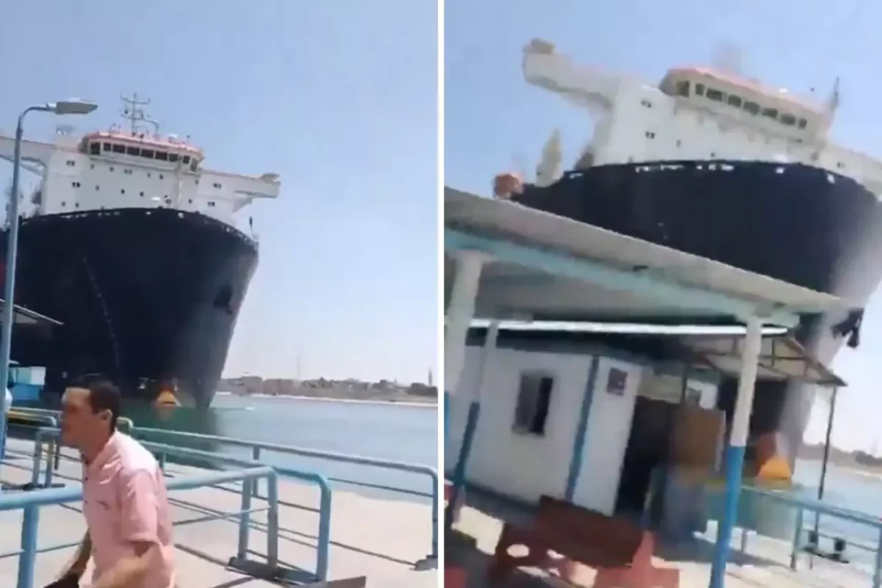 Süveyş Kanalı'nda korku dolu anlar: Dev yük gemisi limana çarptı!