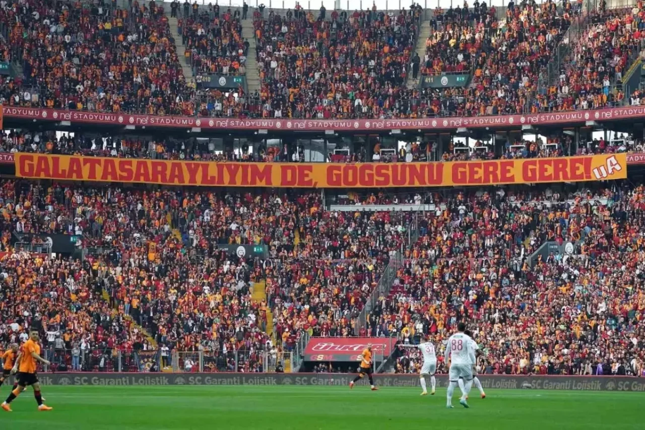 Aslan transfer şova devam ediyor! Taraftarın sevgilisi de geri dönüyor