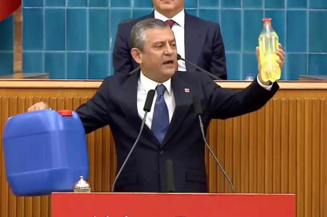 Özgür Özel'den mazot tepkisi! Elinde mazotla kürsüye çıktı