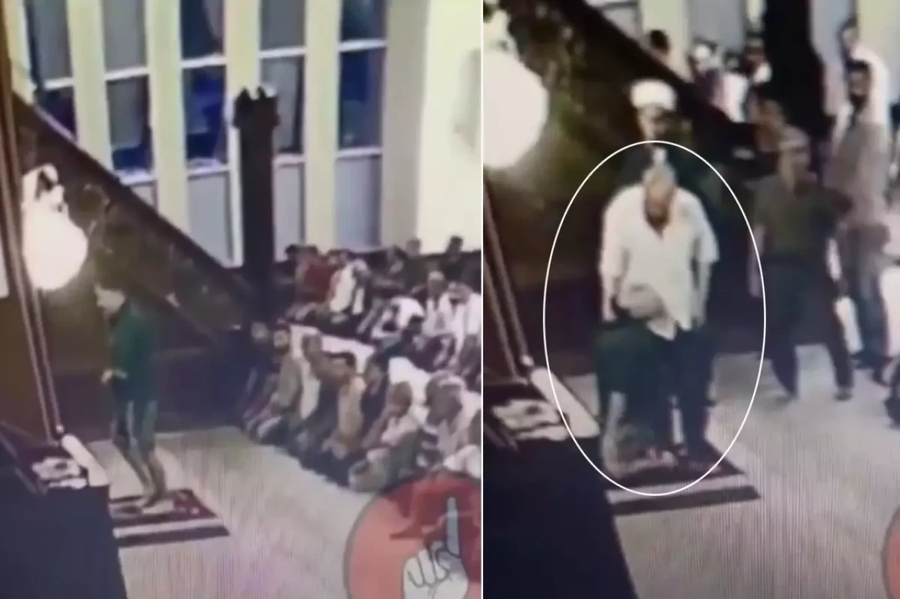Camide namazla dalga geçti, cemaat haddini bildirdi