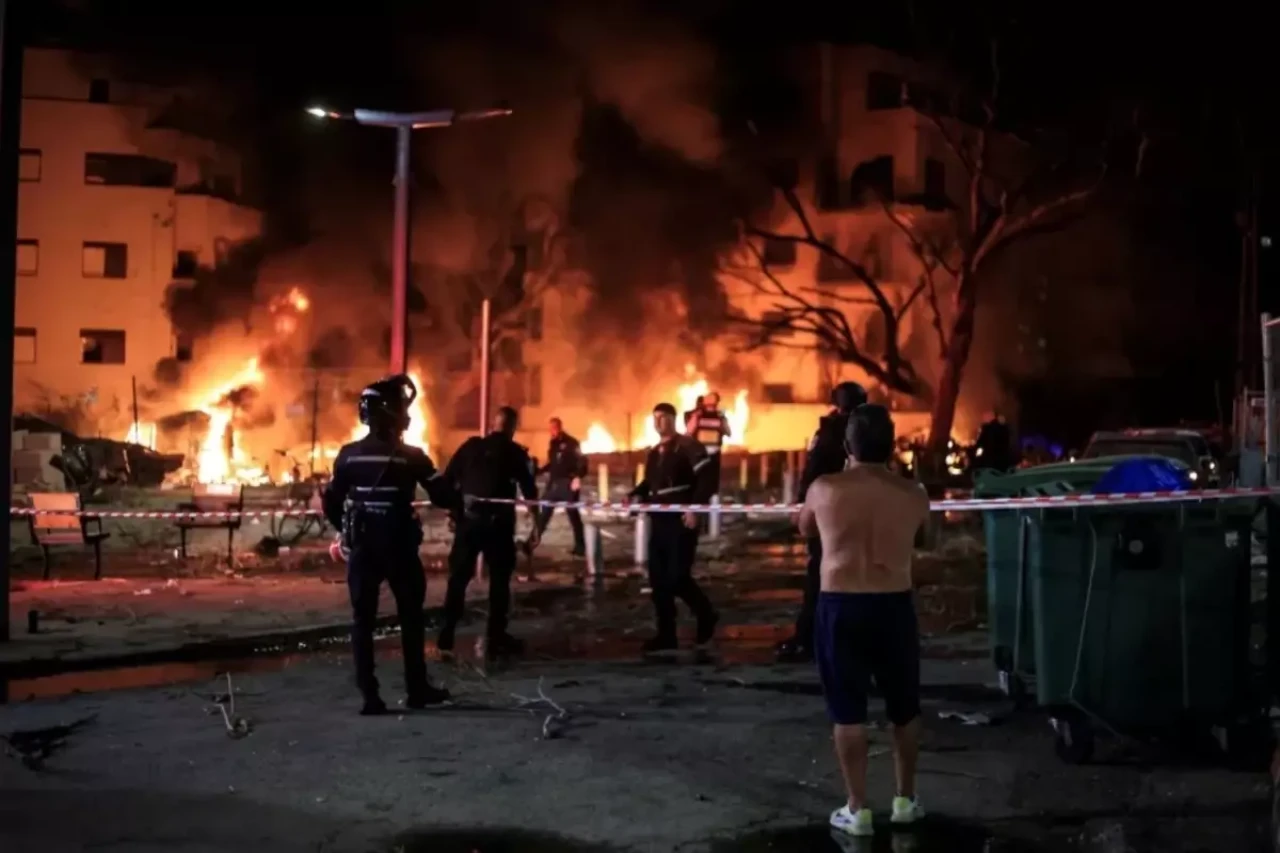 Trump'ın tehdidi sonrası İran, ABD'nin İsrail Büyükelçiliğini vurdu