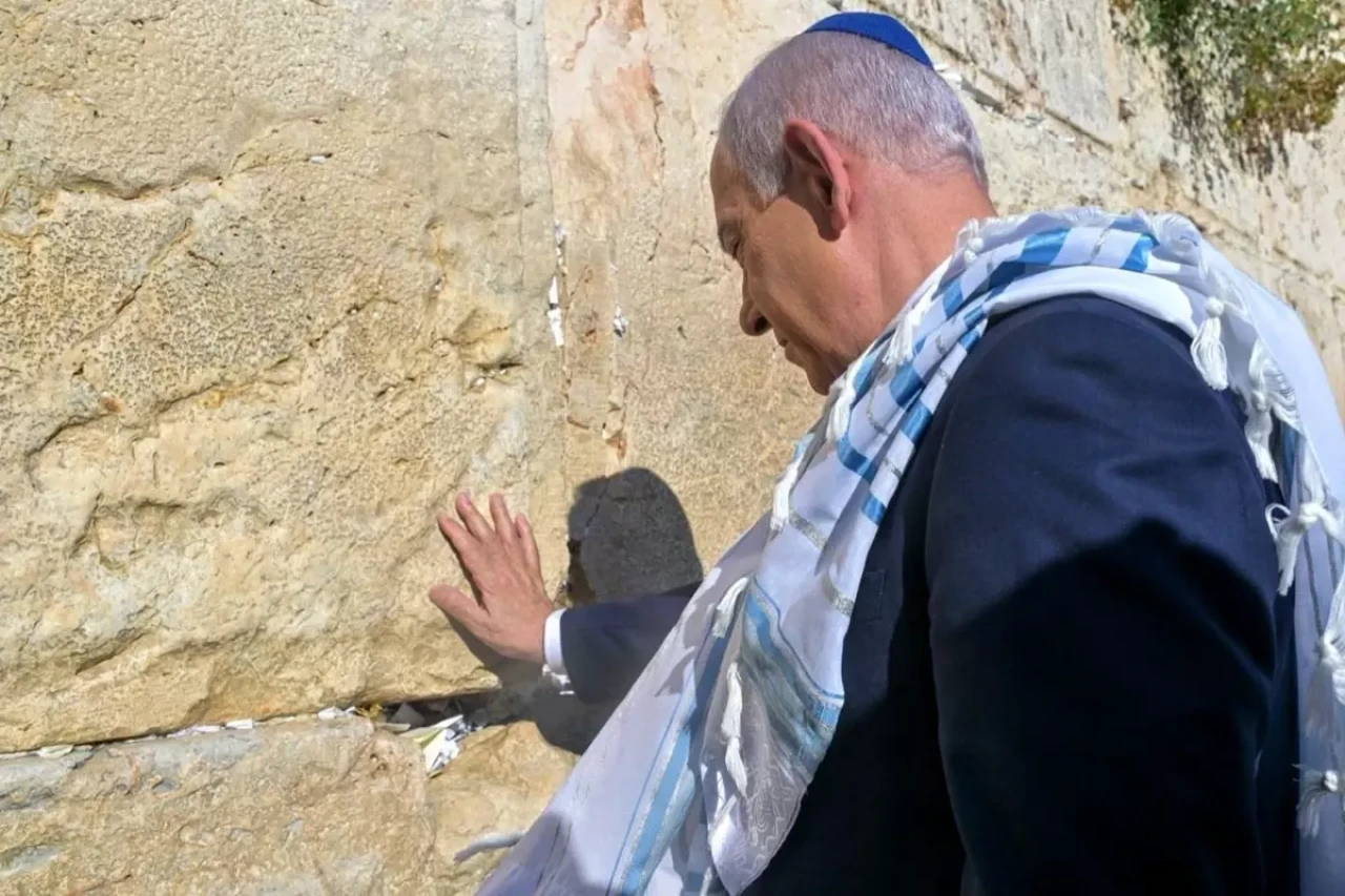 Netanyahu, Ağlama Duvarı'nda bir kişiye dua etti, dünyanın beklediği mesajı da verdi