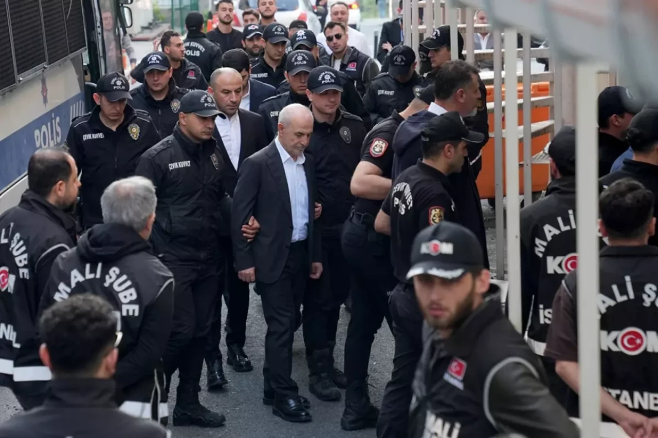 CHP'li 5 belediye başkanı görevden alındı