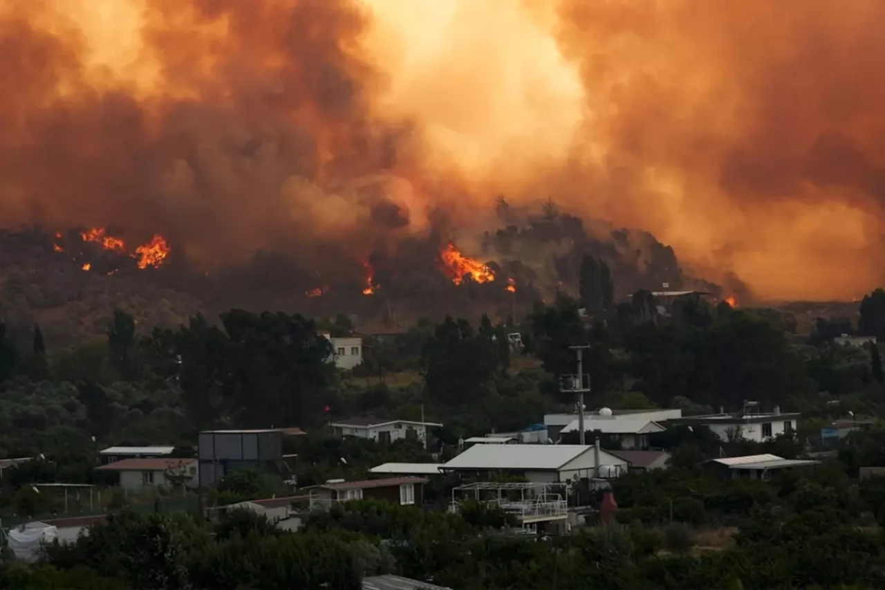Seferihisar’da yangın yerleşim alanlarına sıçradı: 1 mahalle tahliye edildi