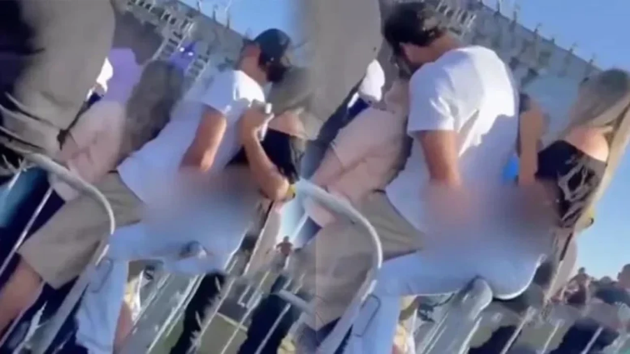 Kız arkadaşına sarılırken arkadaki kızı taciz etti!