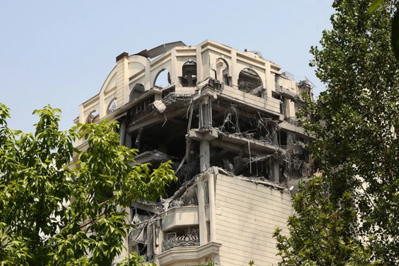 İsrail durmuyor! İran'a art arda saldırılar, havalimanı çevresinde patlamalar...