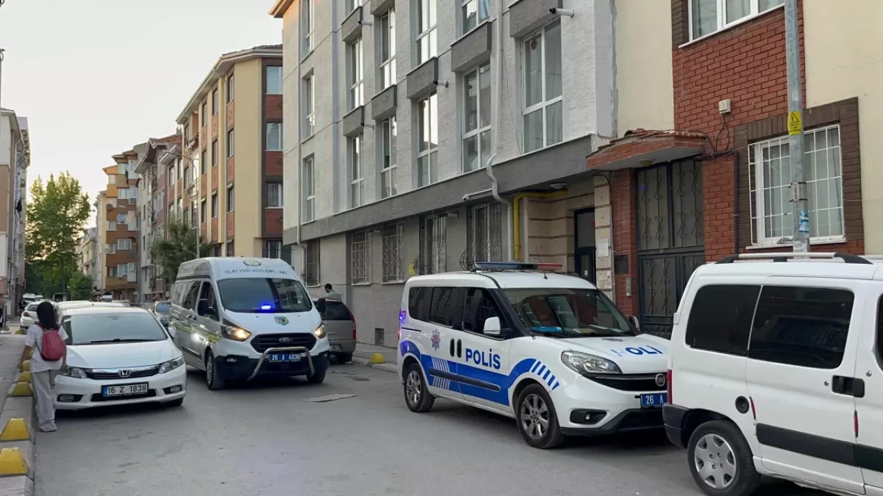 Apartmanı saran kötü kokular sonrası ekipler, çürümeye başlayan cesetle karşılaştı