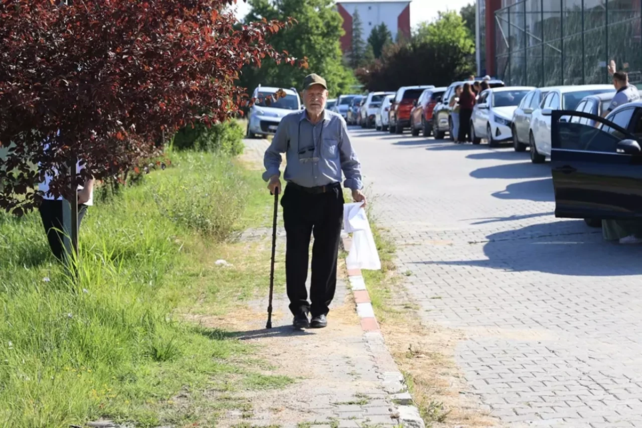 En yaşlı aday "Filozof hurdacı" bastonuyla YKS'ye girdi