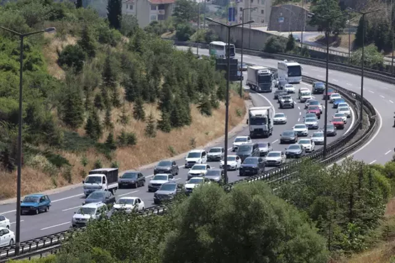 Dönüş yoğunluğu rekor kırdı: Trafik kilitlendi