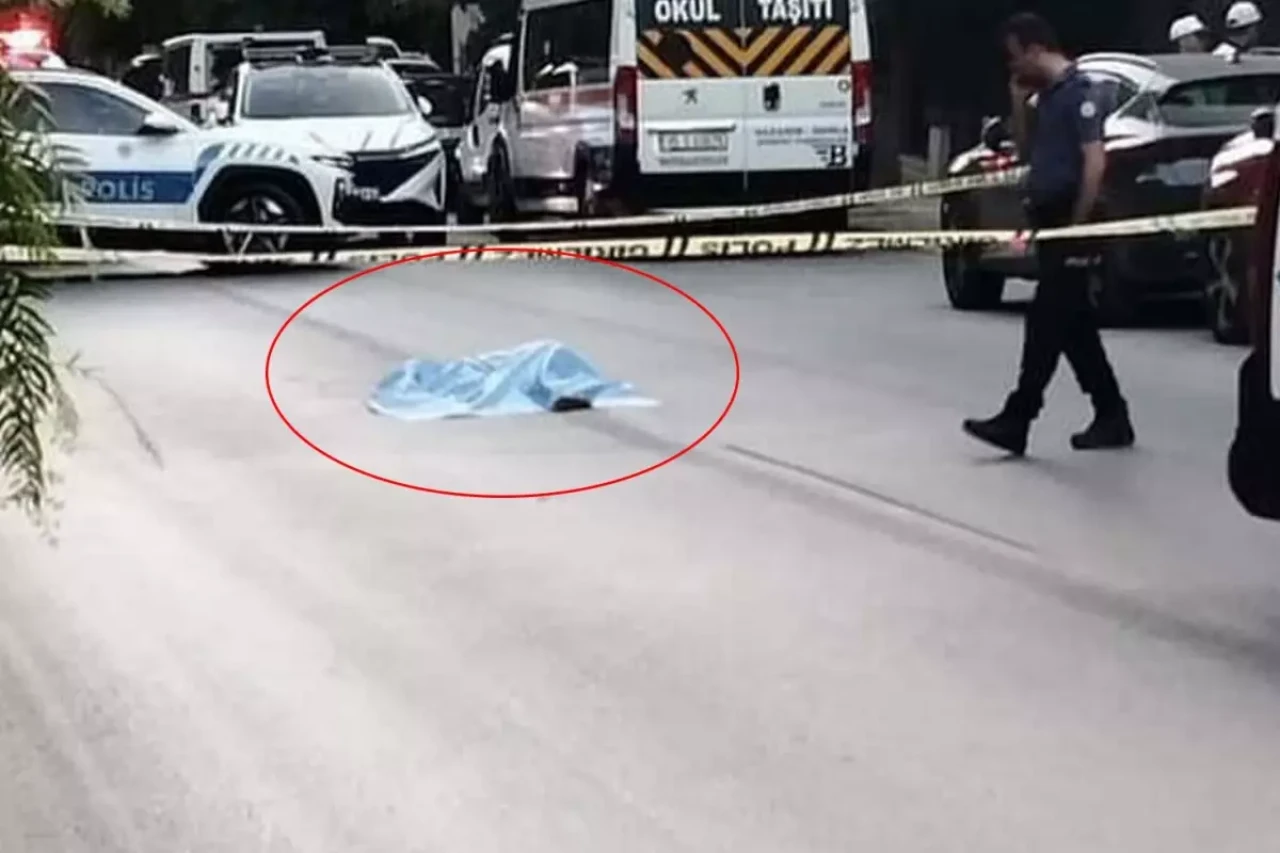 Yola yatan kadının üzerinden 2 araba geçti