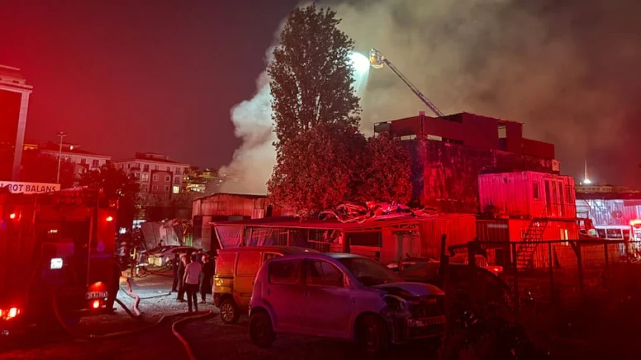 İstanbul'da ilçeyi alevler aydınlattı! 10 aracı hurdaya çeviren yangın