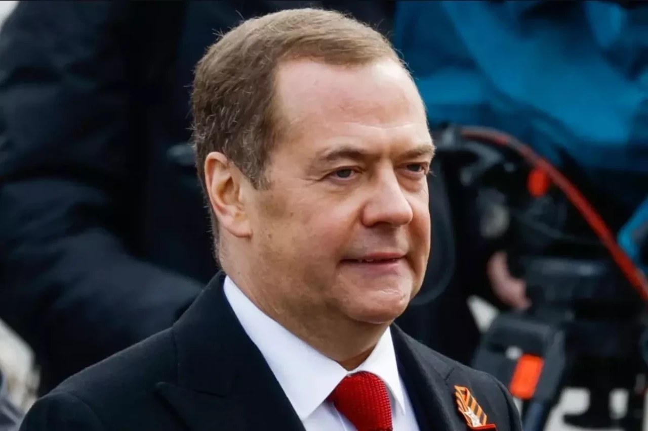 Medvedev: “İran’a nükleer başlık vermeye hazır ülkeler var”