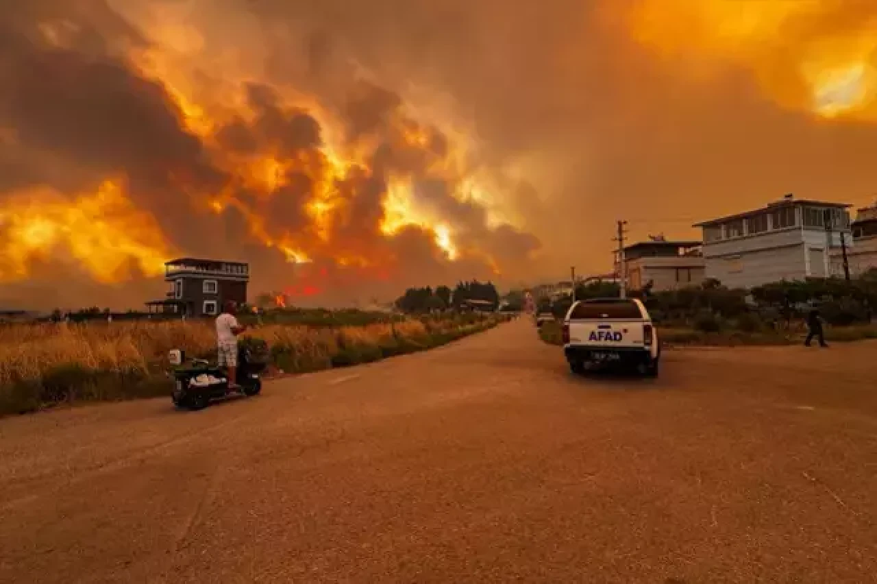Meteoroloji’den kötü haber! Kuvvetli rüzgar uyarısı: Yangın bölgelerinde risk artıyor!