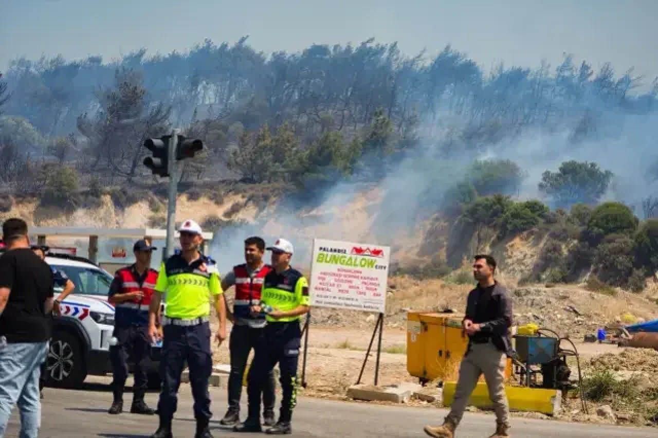 Foça’da orman yangını yerleşim yerlerine sıçradı: Evler tahliye edildi, 4 gözaltı!