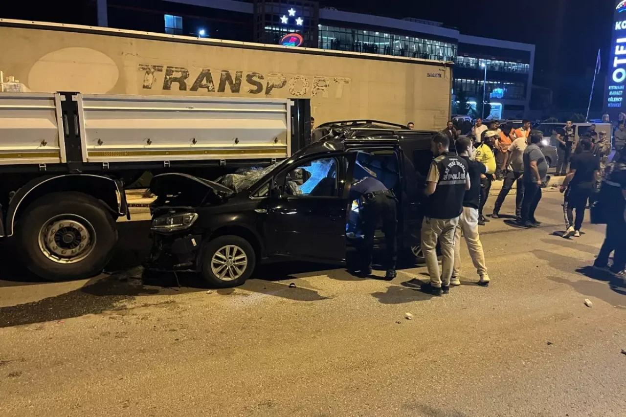 PÖH öğrencilerinin bulunduğu araç tıra çarptı! 2 kişi hayatını kaybetti, 3 kişi yaralandı