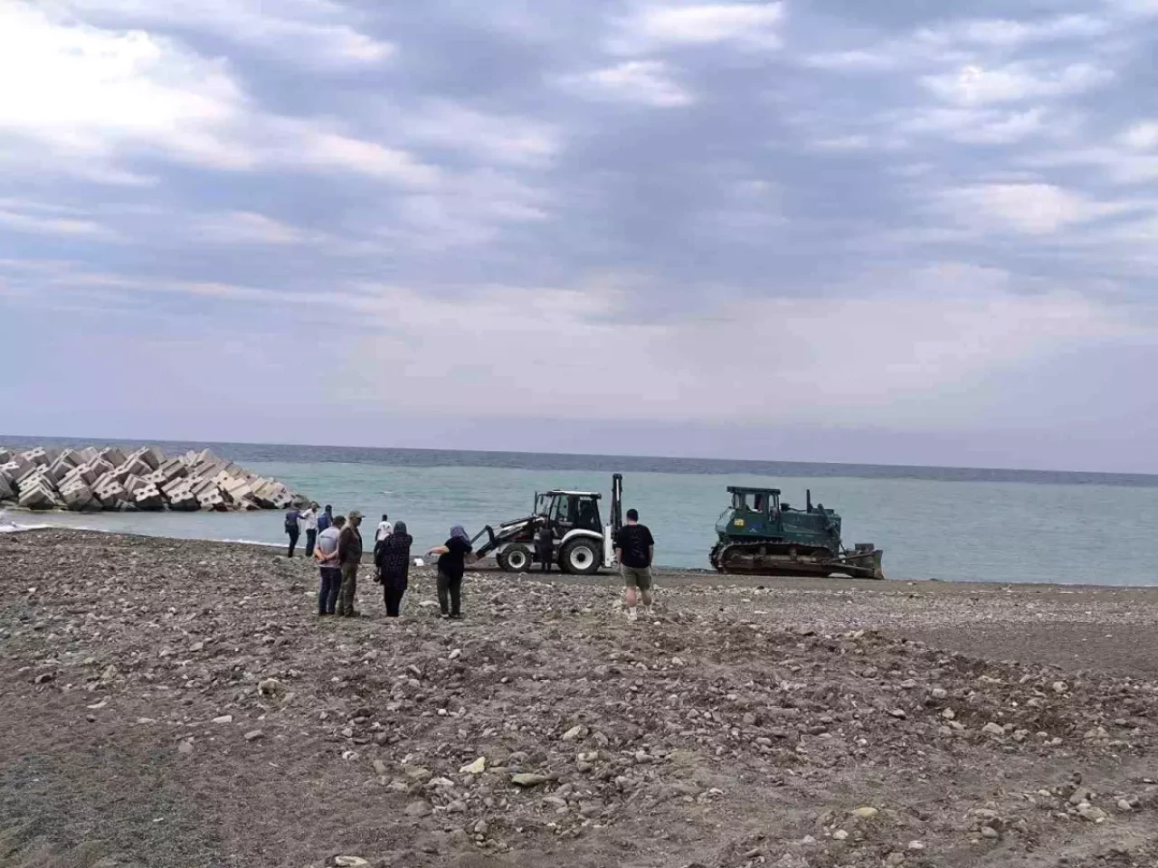Sahilde güneşlenen kadını iş makinesi ezdi