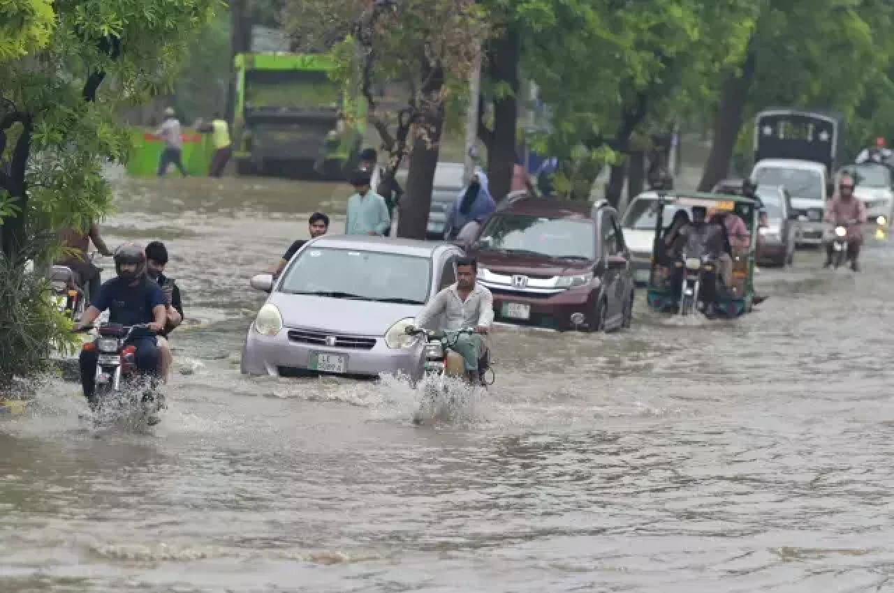 Pakistan'da bilanço artıyor! Ölü sayısı 117'ye yükseldi!