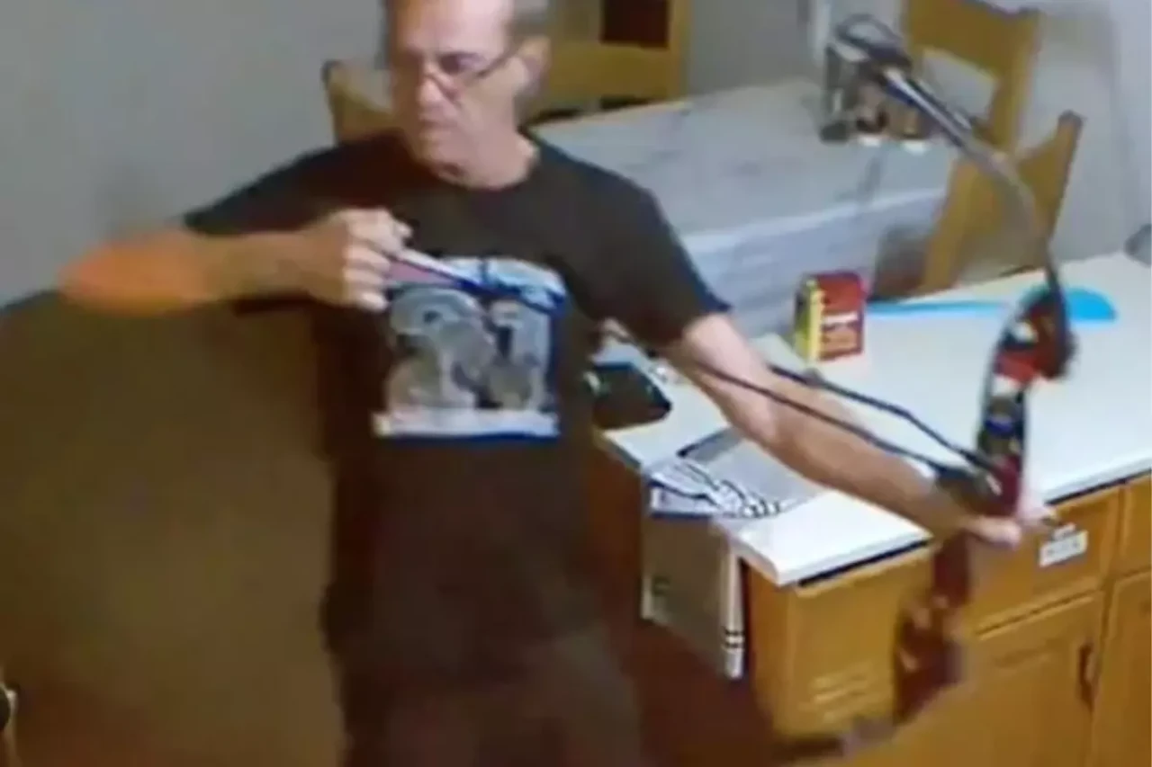 "Bu Gece Öleceksin" diye bağırarak karısını okla ağır yaraladı