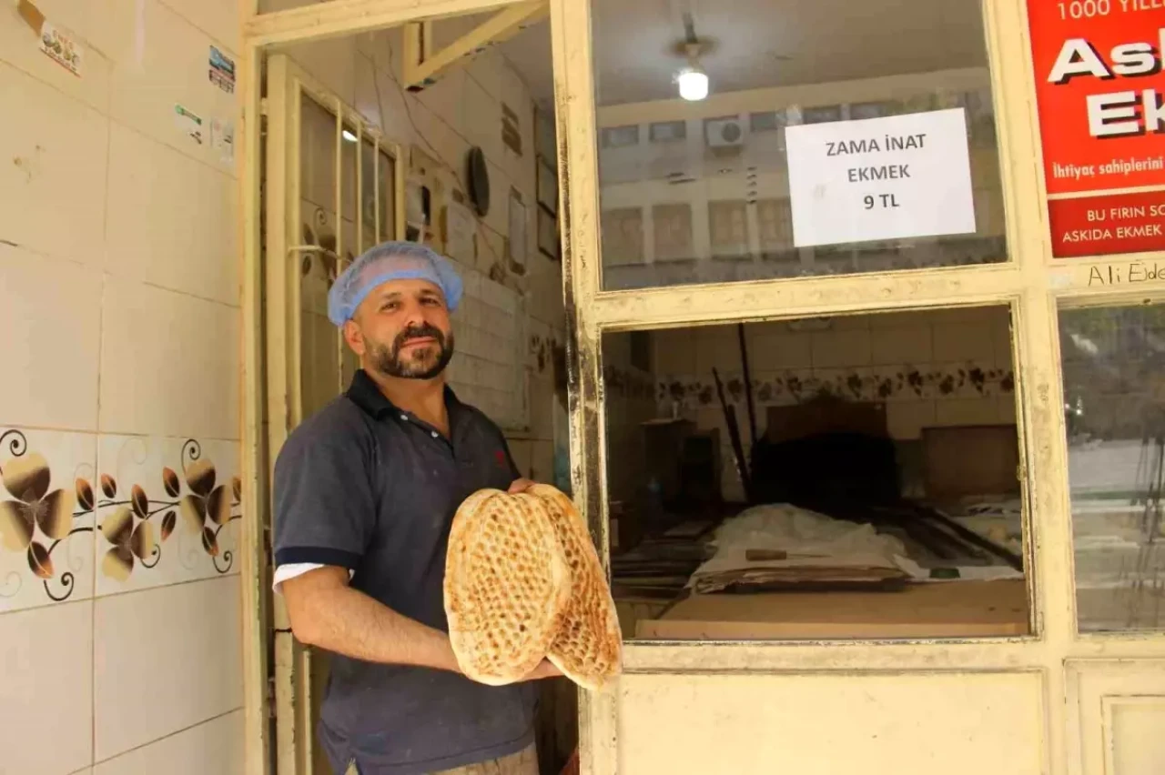 Şanlıurfalı'da fırıncı komşularına kızdı ekmeğe indirim yaptı!