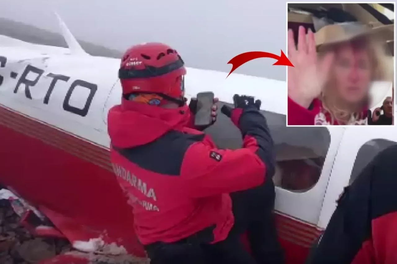 Yaralı kadın yolcu, uçağın enkazını bulan ekibe el salladı