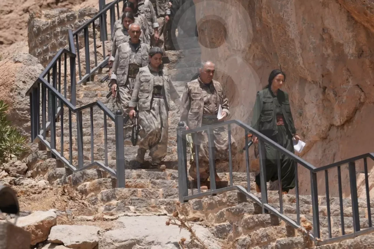 PKK'nın silahlarını imha ettiği törende  kimler yer aldı? 3 üst düzey isim de silahını yaktı