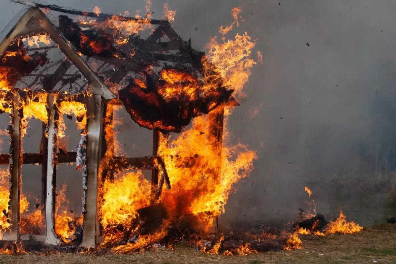 Büyücülük yapan 5 köylüyü yakarak öldürdüler
