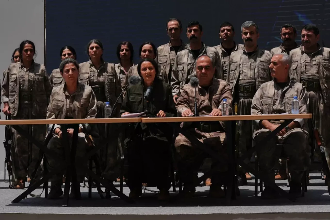 Silahlarını yakarak imha eden PKK'lı teröristlerin  kimlikleri belli oldu!