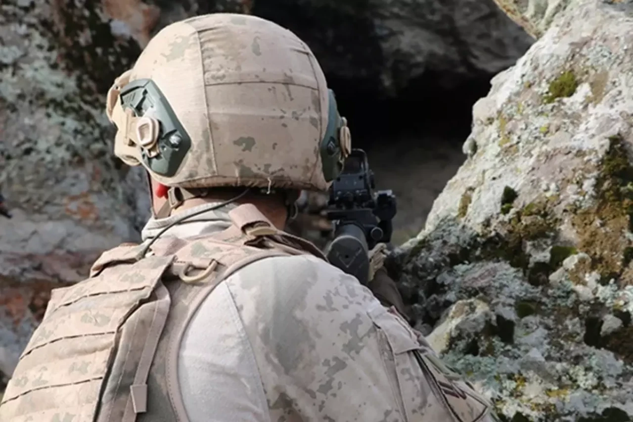 Metan gazından şehit düşen askerleri madenciler çıkardı