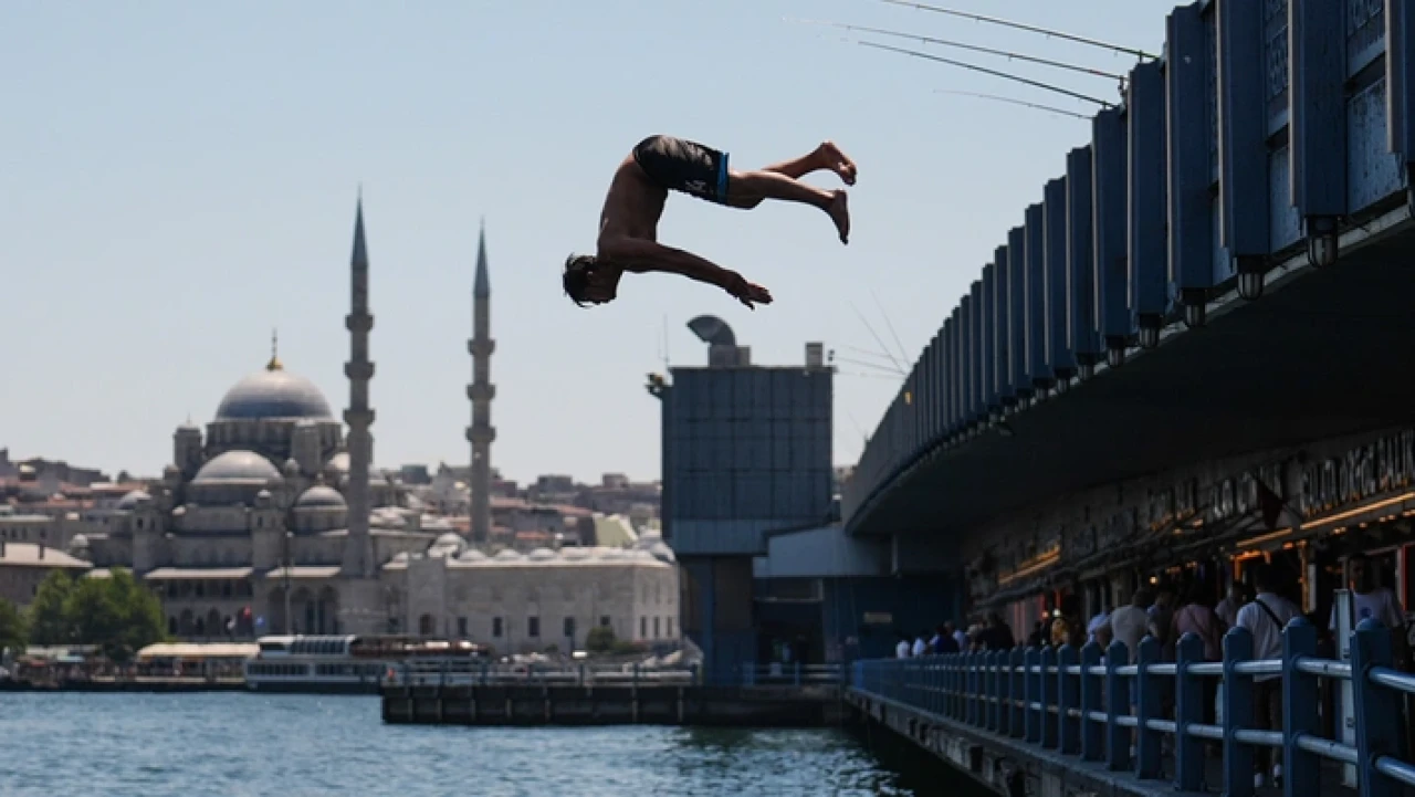İstanbul'da sıcak havadan bunalanlar sahil ve parklarda vakit geçirdi