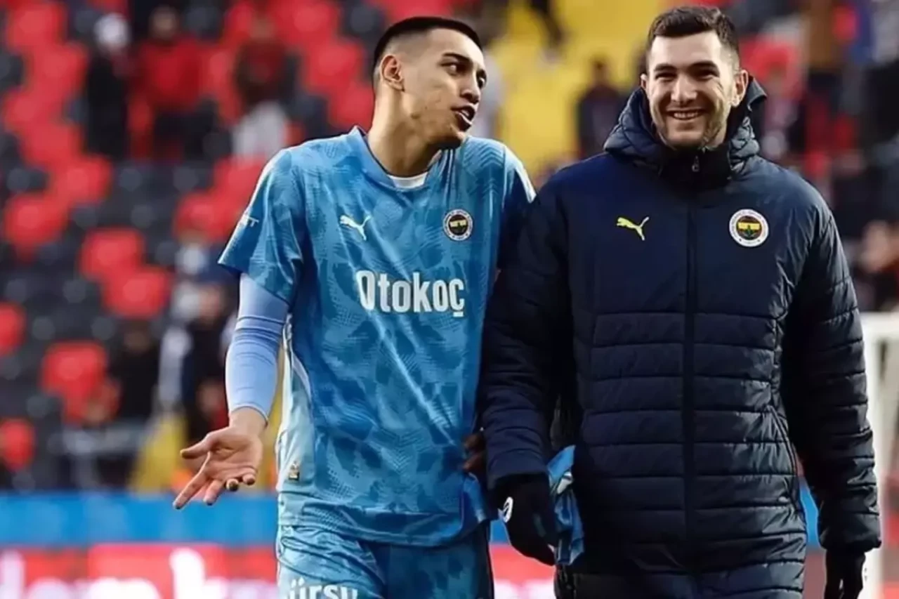 Fenerbahçe'den ayrıldığını yeni takımında paylaştığı fotoğrafla duyurdu