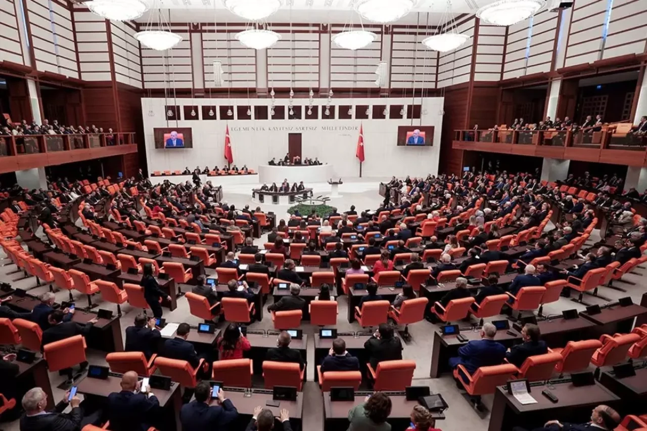 Kulisler hareketli! İki vekil CHP'ye geçiyor