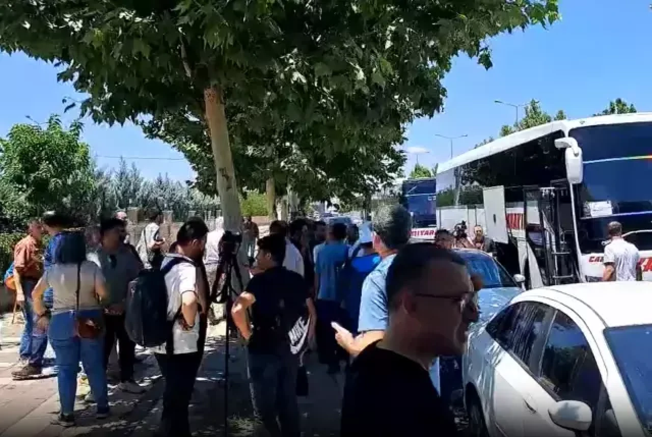 PKK'nın silah bırakma kararı: Tören öncesi DEM Parti heyeti Süleymaniye'ye çıkarma yaptı!