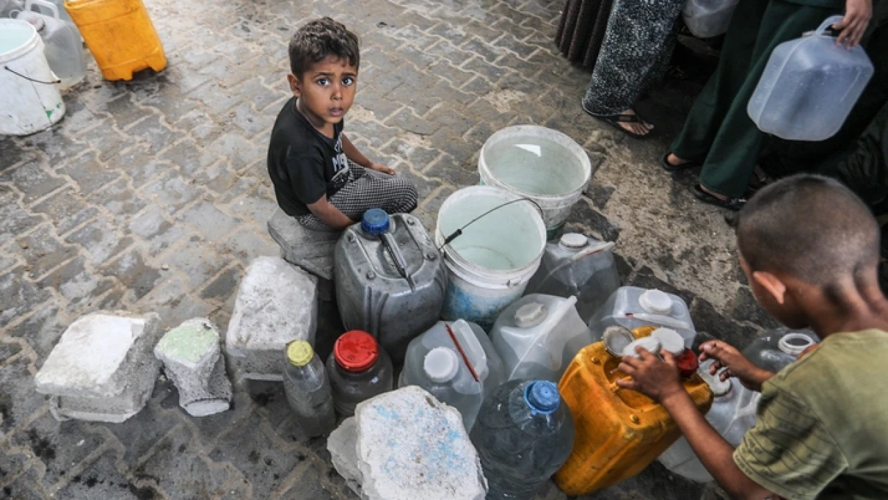 Su bekleyen çocukları öldüren İsrail'den isyan ettiren savunma