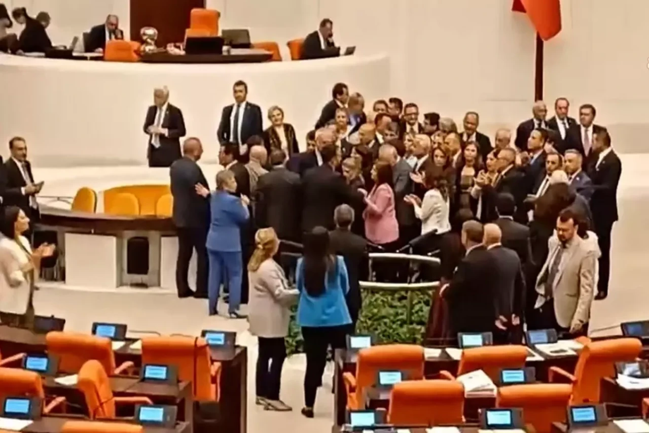 CHP'li vekillerden tutuklanan Zeydan Karalar için Meclis'te kürsü işgali