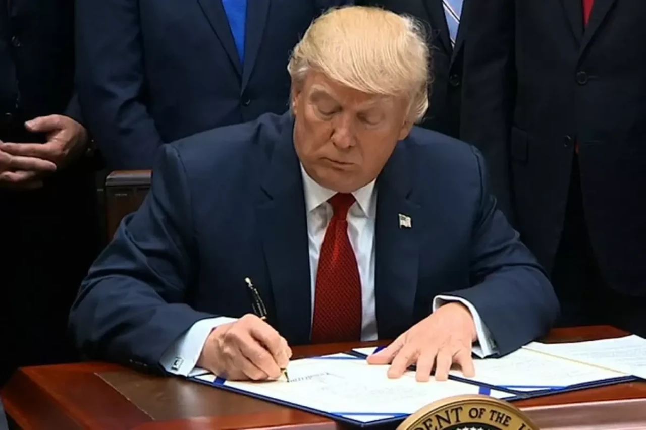 Trump, Suriye'ye yönelik yaptırımları resmen kaldırdı