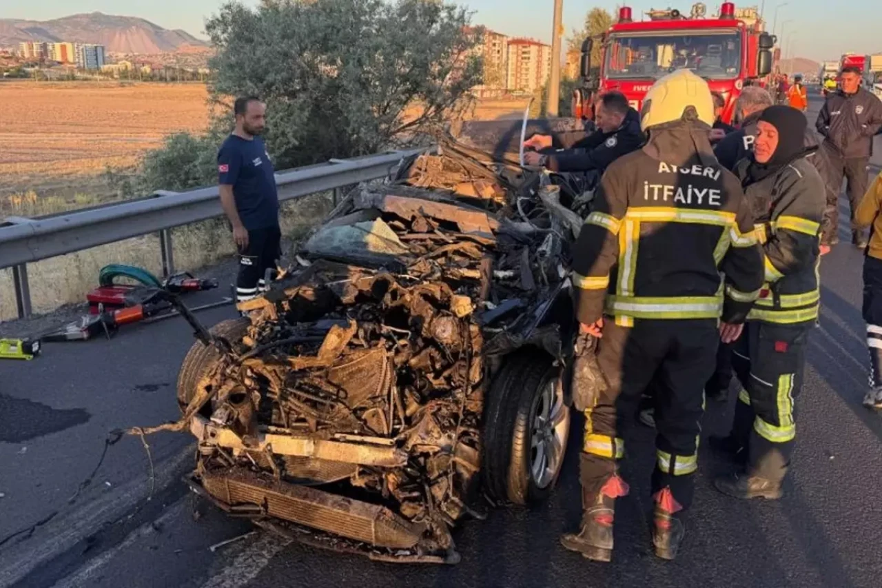 Lüks araç hurdaya döndü, sürücü feci şekilde can verdi