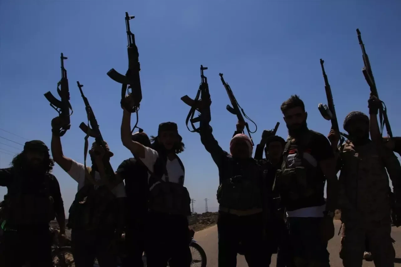 Dürzi-Bedevi çatışması şiddetlendi! Suriye güvenlik güçleri Süveyda'ya konuşlanıyor