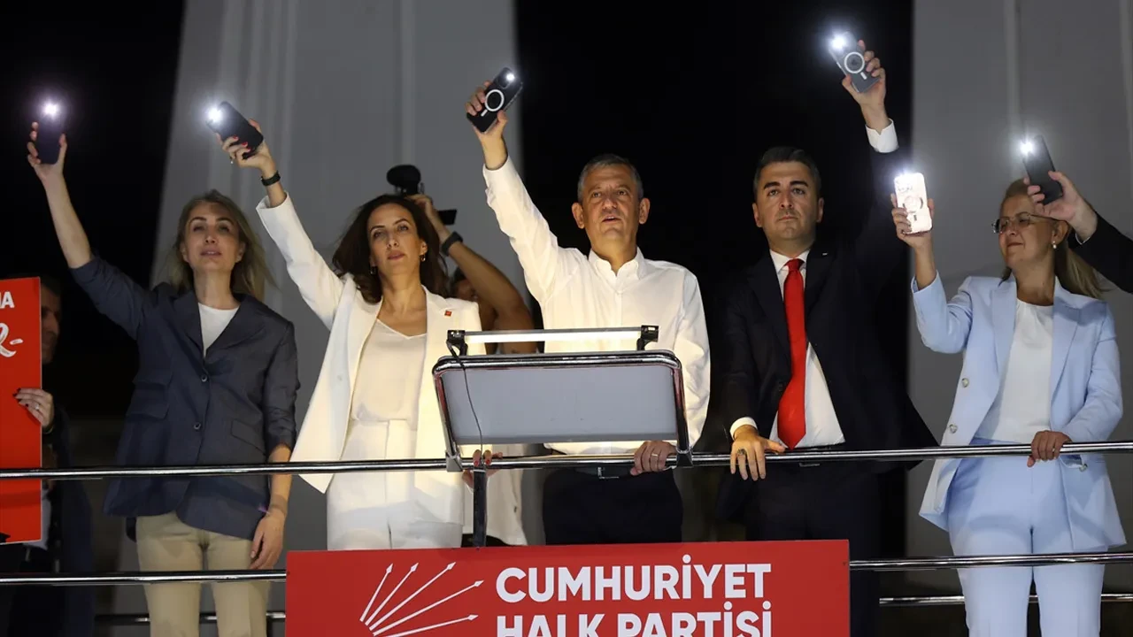 DEVA'dan istifa eden iki önemli isim CHP'ye katıldı