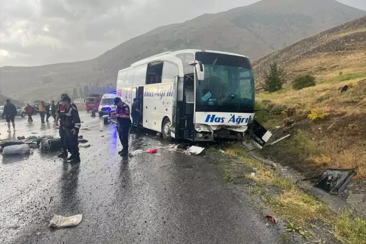 Sivas’ta yolcu otobüsü faciası: 3 ölü, 24 yaralı