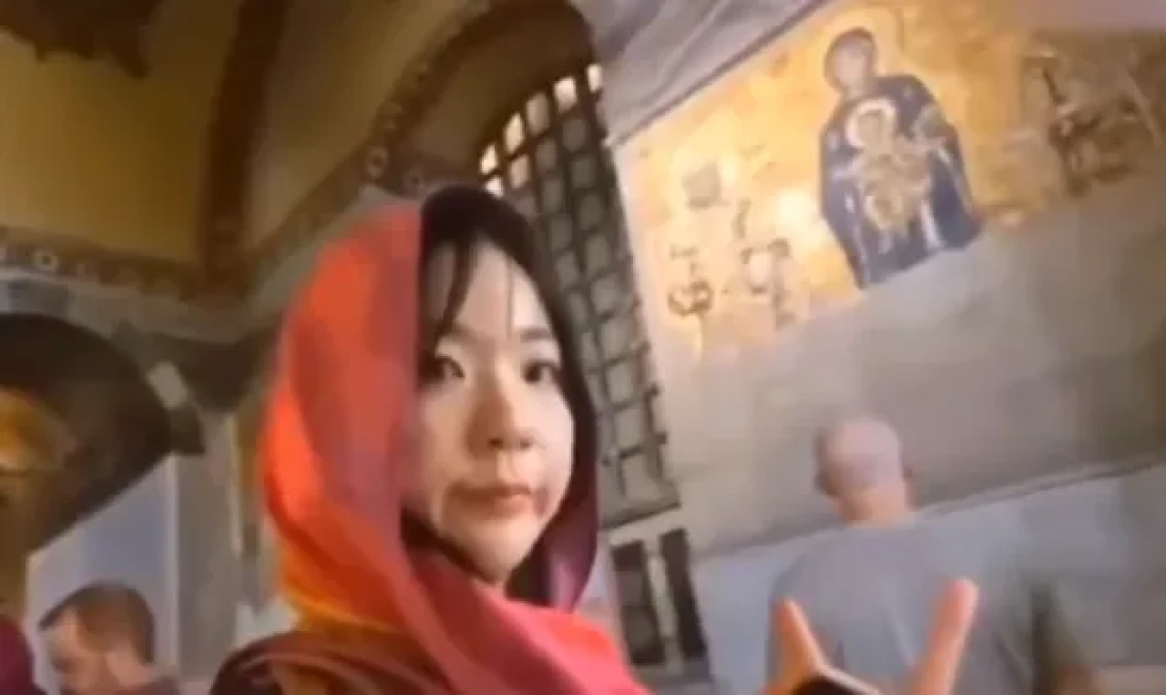 Twitch yayıncısı, Ayasofya'da 'barış işareti' yapınca uyarıldı
